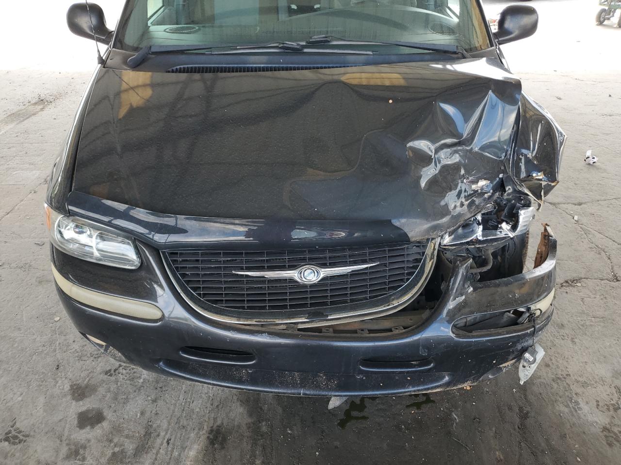 2000 Chrysler Town & Country Lx VIN: 1C4GP44G5YB587143 Lot: 81760505