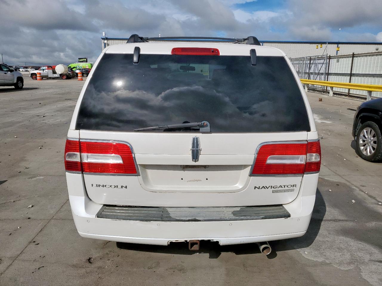 2011 Lincoln Navigator VIN: 5LMJJ2H52BEJ01570 Lot: 81738845
