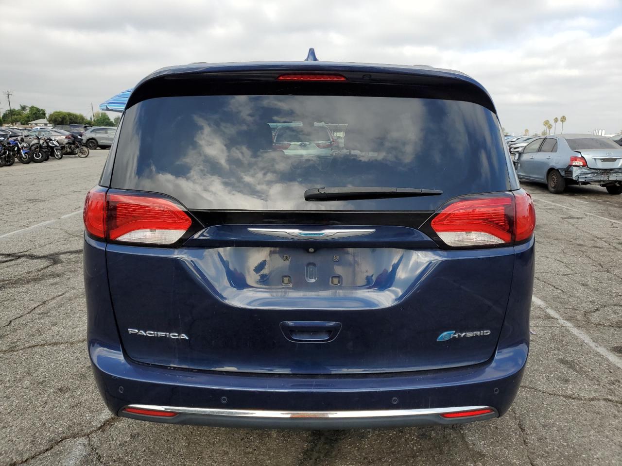 2018 Chrysler Pacifica Hybrid Touring L VIN: 2C4RC1L75JR248216 Lot: 80653765