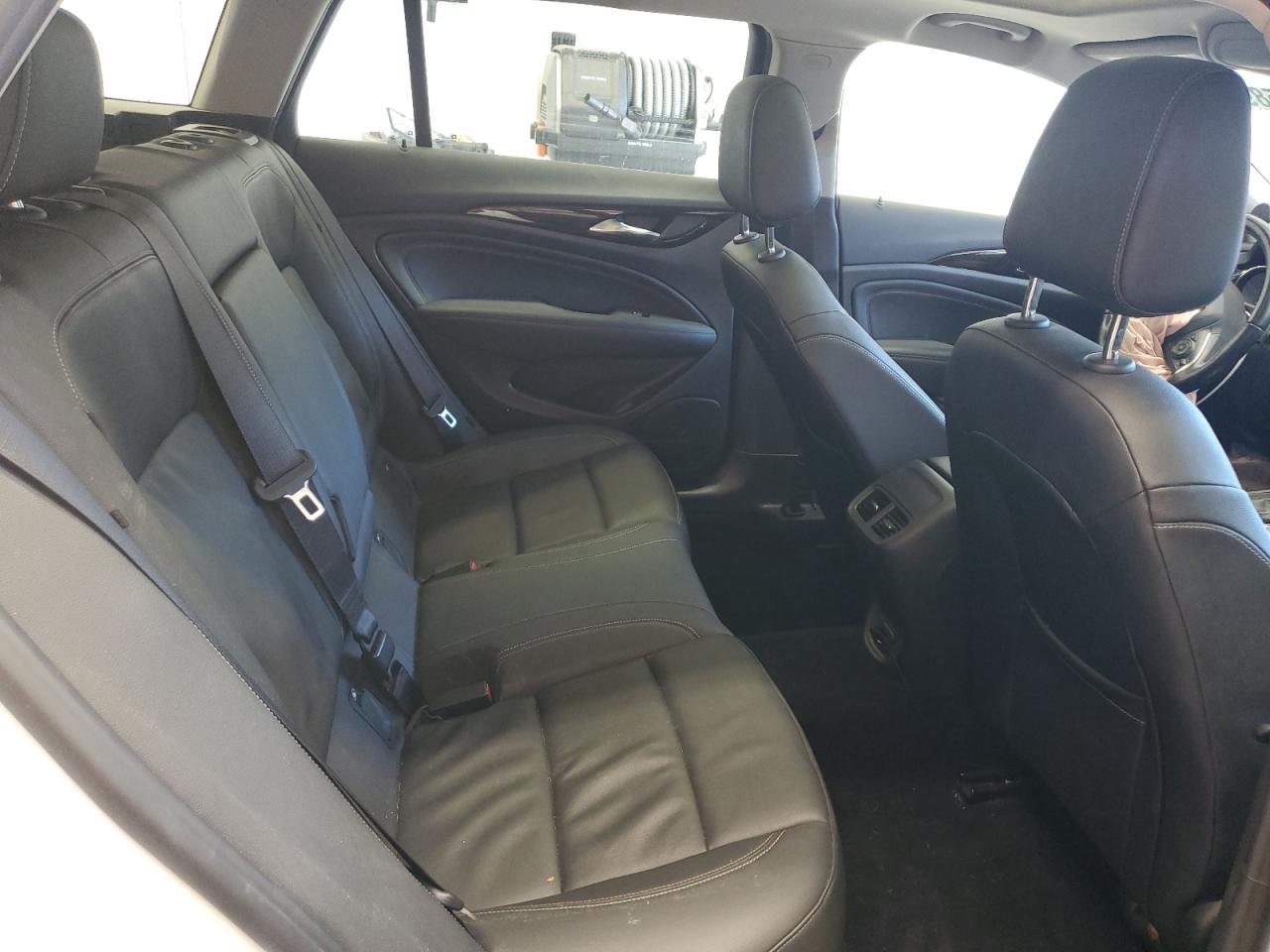 2018 Buick Regal Tourx Essence VIN: W04GV8SX0J1077739 Lot: 83805895