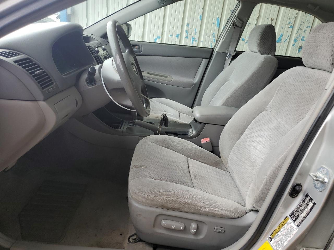 2004 Toyota Camry Le VIN: 4T1BF30KX4U569944 Lot: 81707915