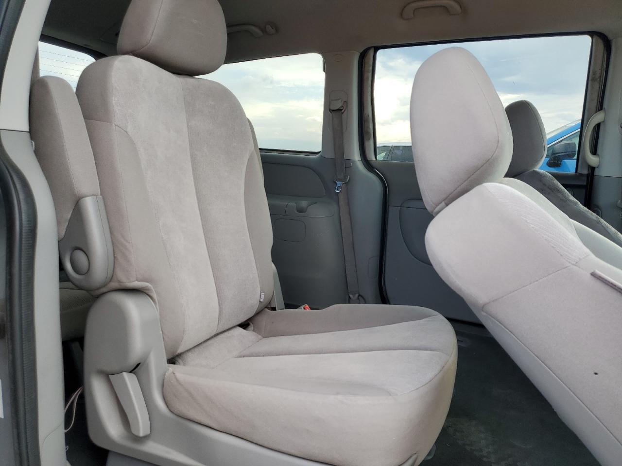 2011 Kia Sedona Lx VIN: KNDMG4C72B6377359 Lot: 82150795