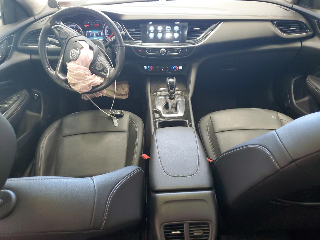 2018 Buick Regal Tourx Essence VIN: W04GV8SX0J1077739 Lot: 83805895