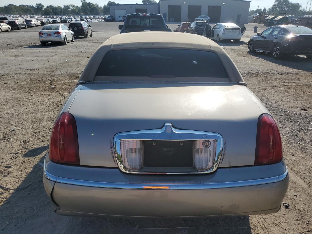 2002 Lincoln Town Car Signature VIN: 1LNHM82WX2Y637646 Lot: 70928445