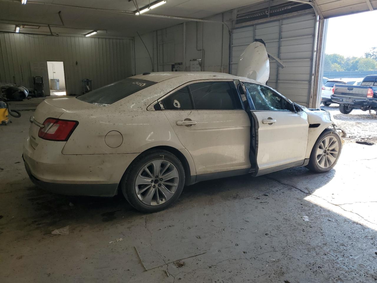 2010 Ford Taurus Limited VIN: 1FAHP2FW7AG142317 Lot: 94220655