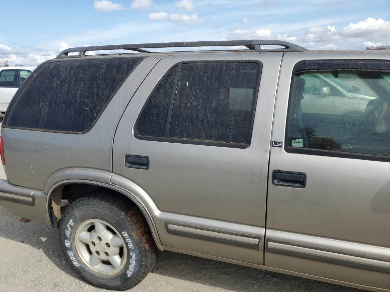 1998 Chevrolet Blazer VIN: 1GNDT13W3W2145732 Lot: 69704965
