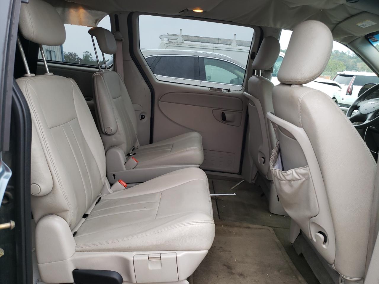 2005 Chrysler Town & Country Touring VIN: 2C8GP54L35R470739 Lot: 81832705