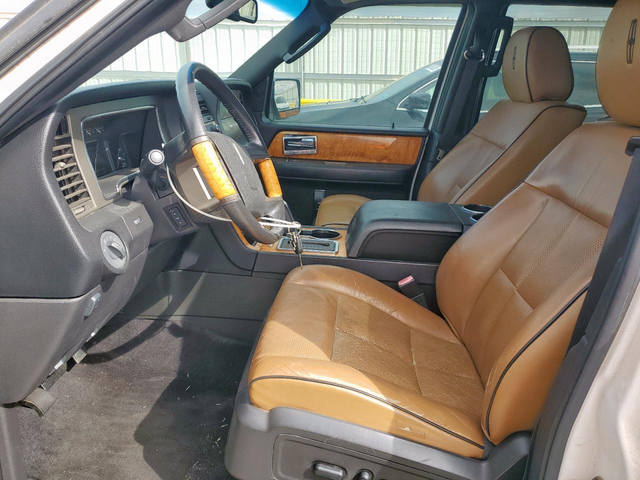 2011 Lincoln Navigator VIN: 5LMJJ2H52BEJ01570 Lot: 81738845