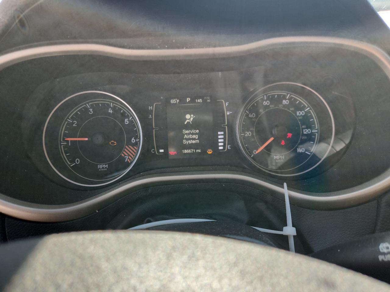 2015 Jeep Cherokee Latitude VIN: 1C4PJMCBXFW776352 Lot: 84031465