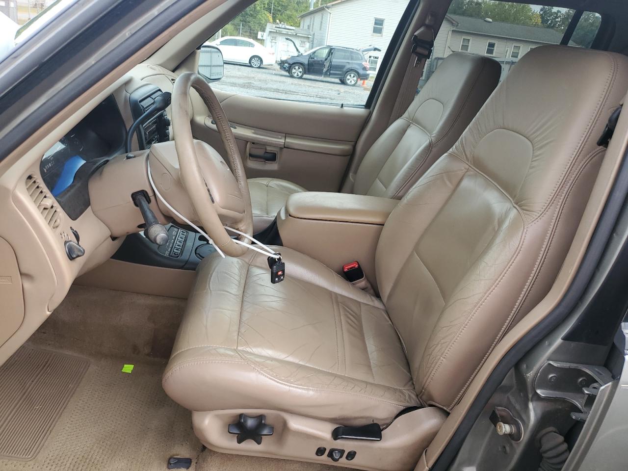 2000 Ford Explorer Eddie Bauer VIN: 1FMDU84P0YZA54493 Lot: 81261175