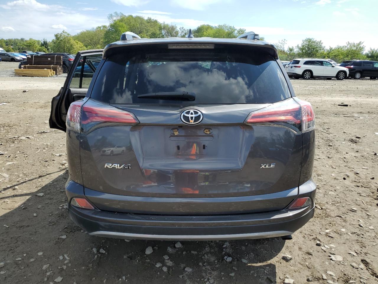 2017 Toyota Rav4 Xle VIN: 2T3WFREV2HW320333 Lot: 84253485