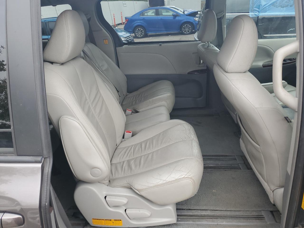 2011 Toyota Sienna Xle VIN: 5TDYK3DC3BS148985 Lot: 83823045