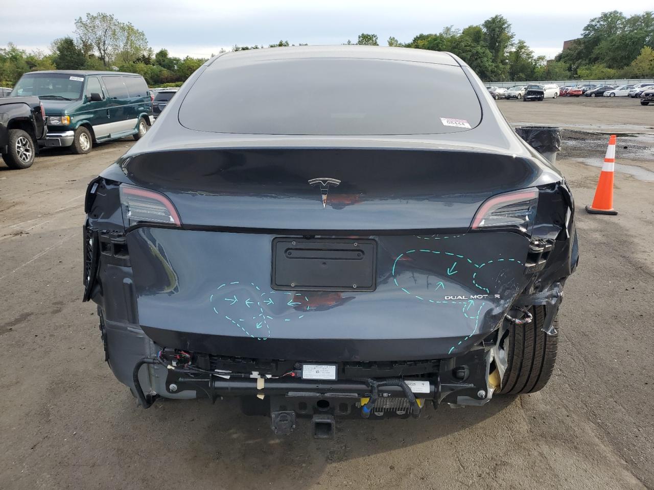 2024 Tesla Model Y VIN: 7SAYGDEE5RA231694 Lot: 82072665