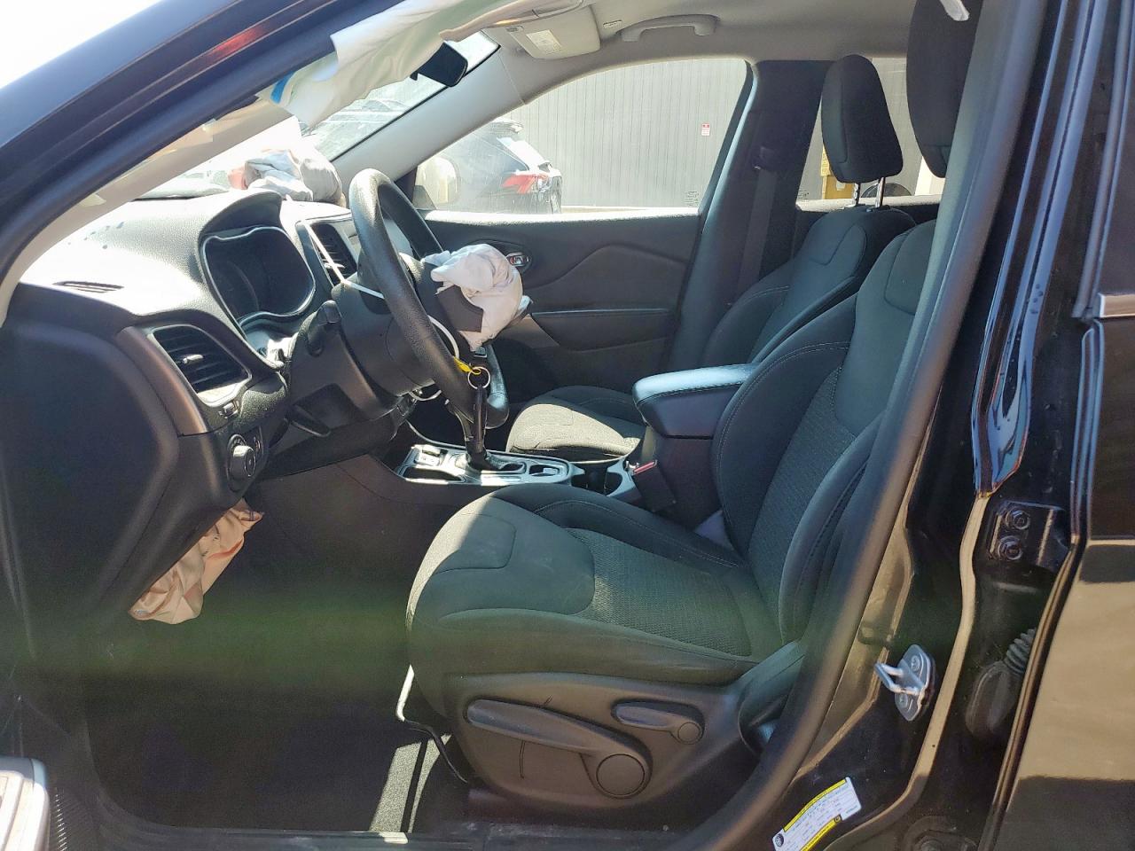 2019 Jeep Cherokee Latitude VIN: 1C4PJLCBXKD486404 Lot: 81214195