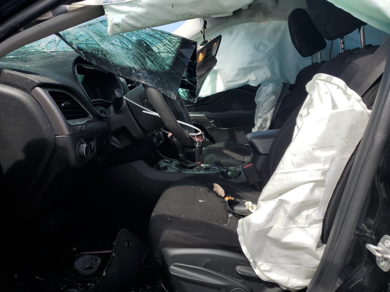 2020 Jeep Cherokee Latitude VIN: 1C4PJMCB9LD615806 Lot: 81017625