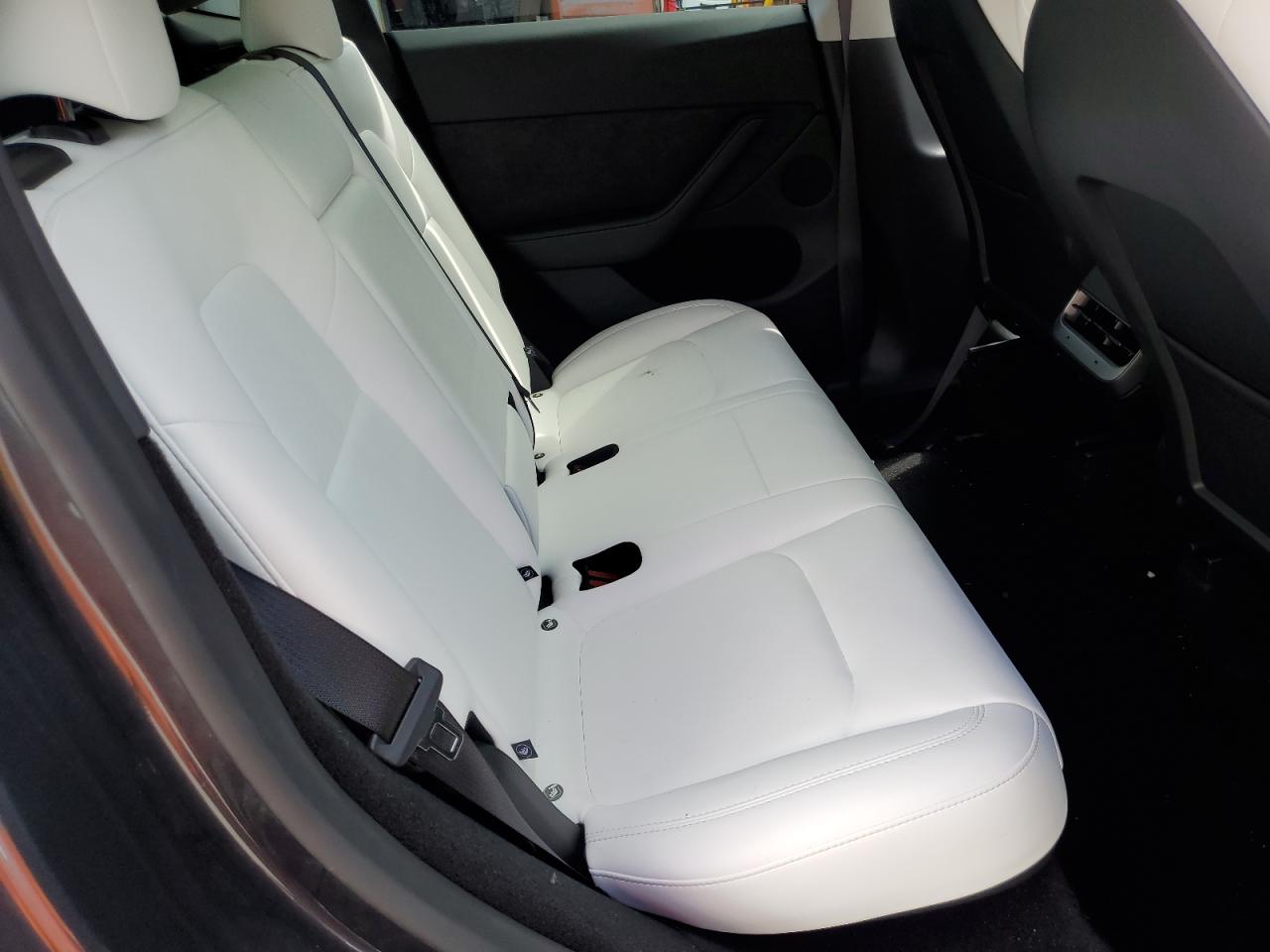 2024 Tesla Model Y VIN: 7SAYGDED0RA327594 Lot: 71958085