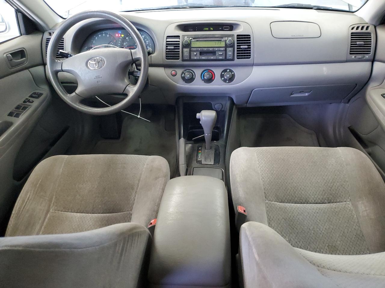 2004 Toyota Camry Le VIN: JTDBE32K640250990 Lot: 80534935