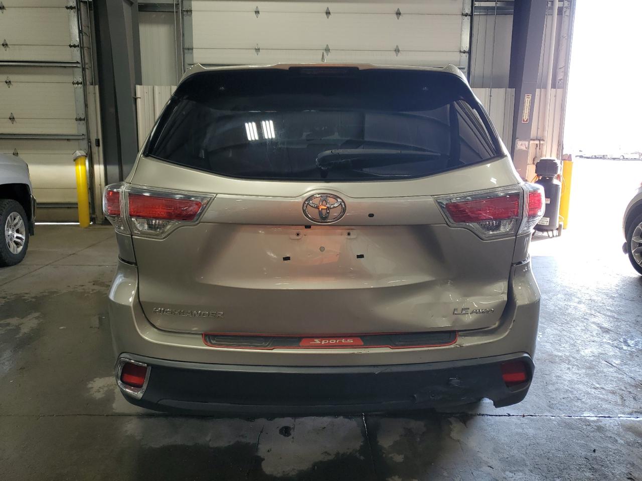 2015 Toyota Highlander Le VIN: 5TDBKRFHXFS095998 Lot: 71081265