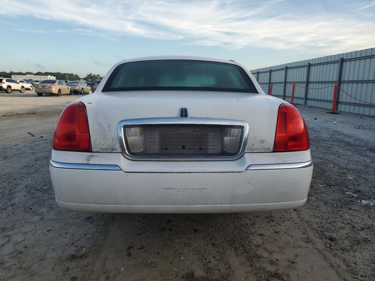 2009 Lincoln Town Car Signature Limited VIN: 2LNHM82V19X633700 Lot: 80480435