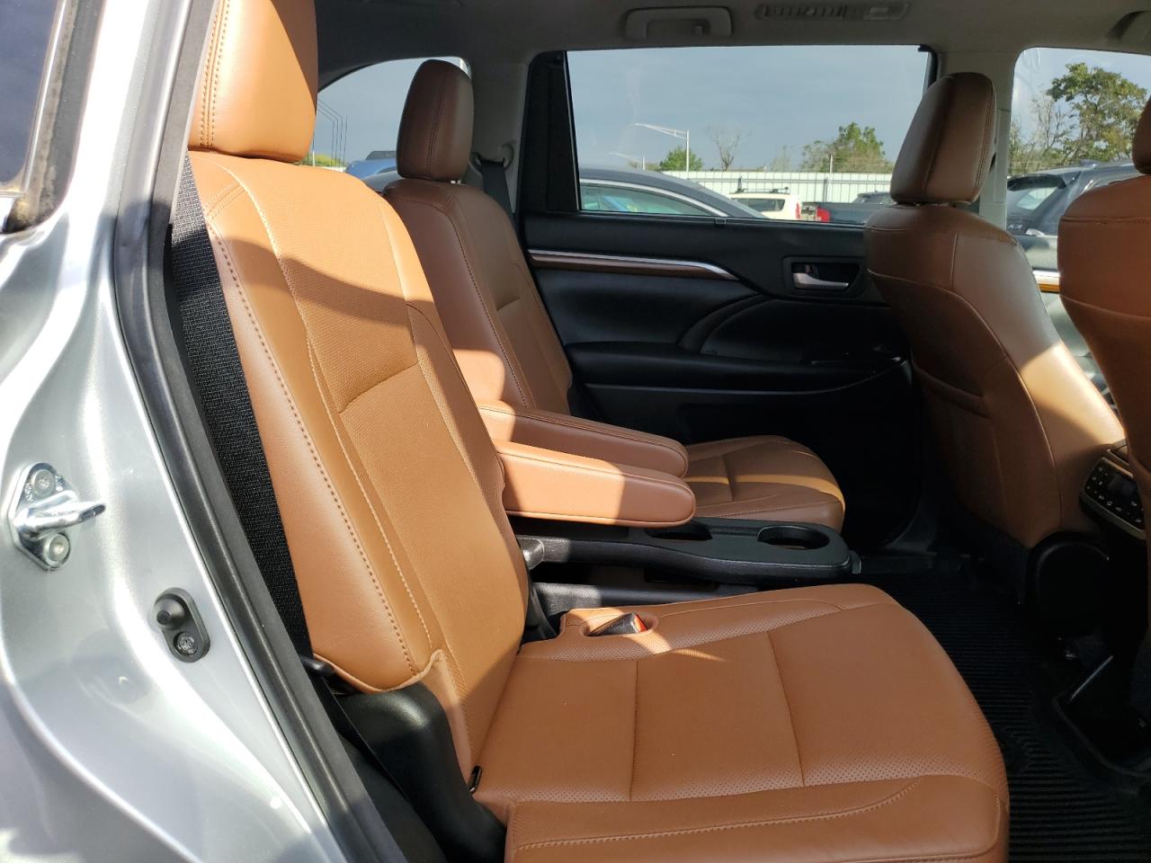 5TDDZRFH4JS820007 2018 Toyota Highlander Limited