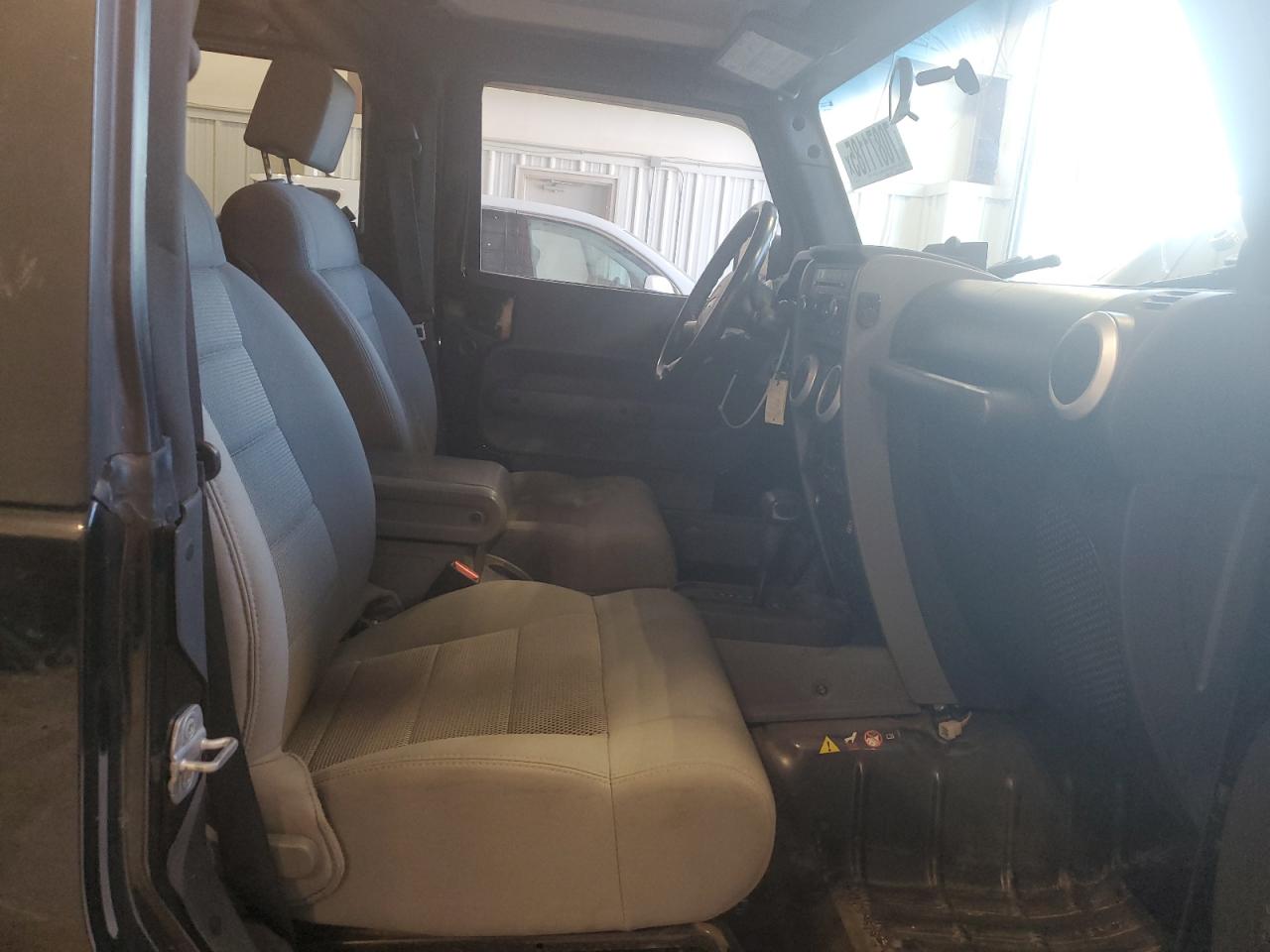 2009 Jeep Wrangler Sahara VIN: 1J8FA541X9L715587 Lot: 70871185