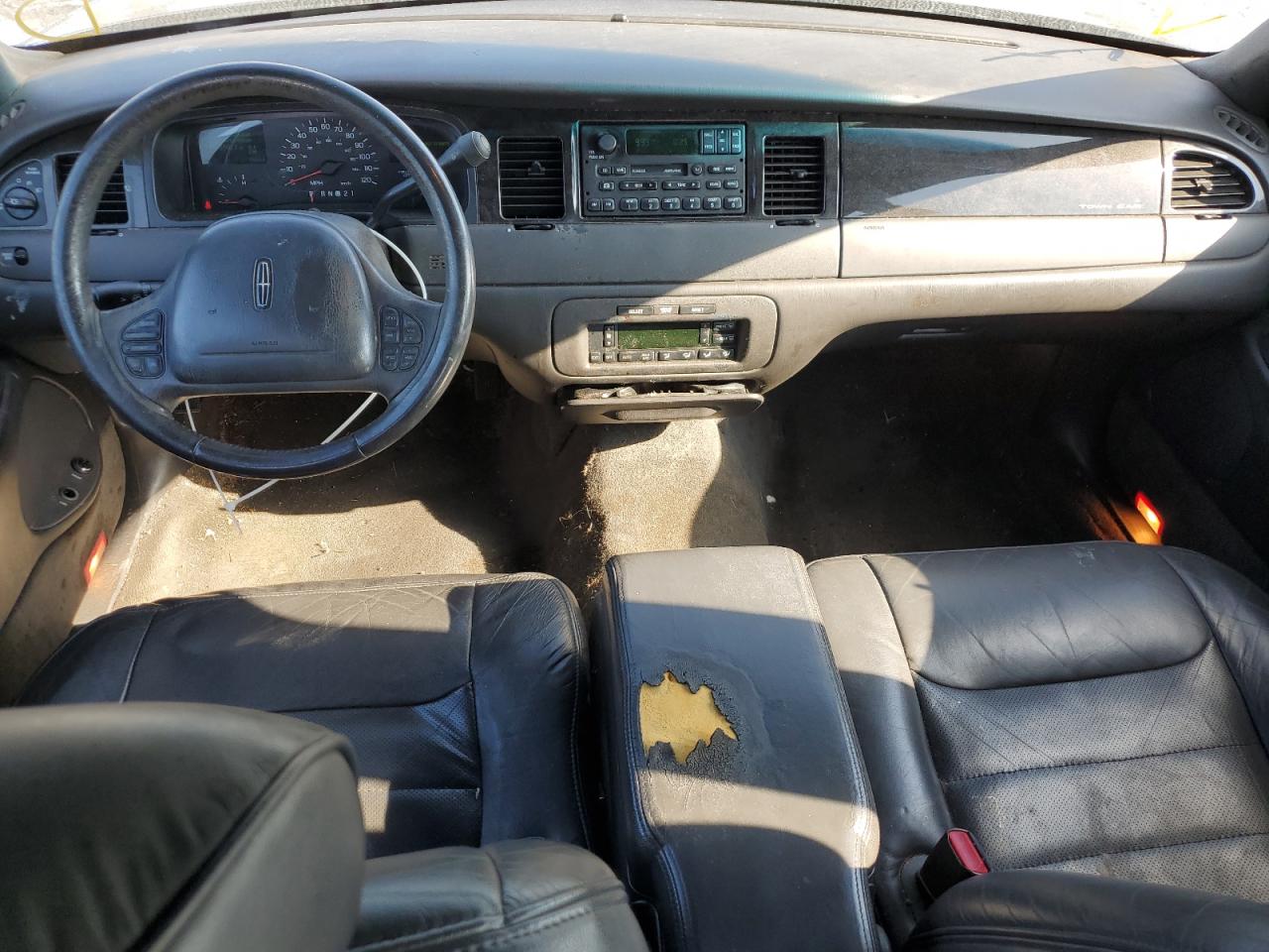 1999 Lincoln Town Car Signature VIN: 1LNHM82W4XY704135 Lot: 84196655