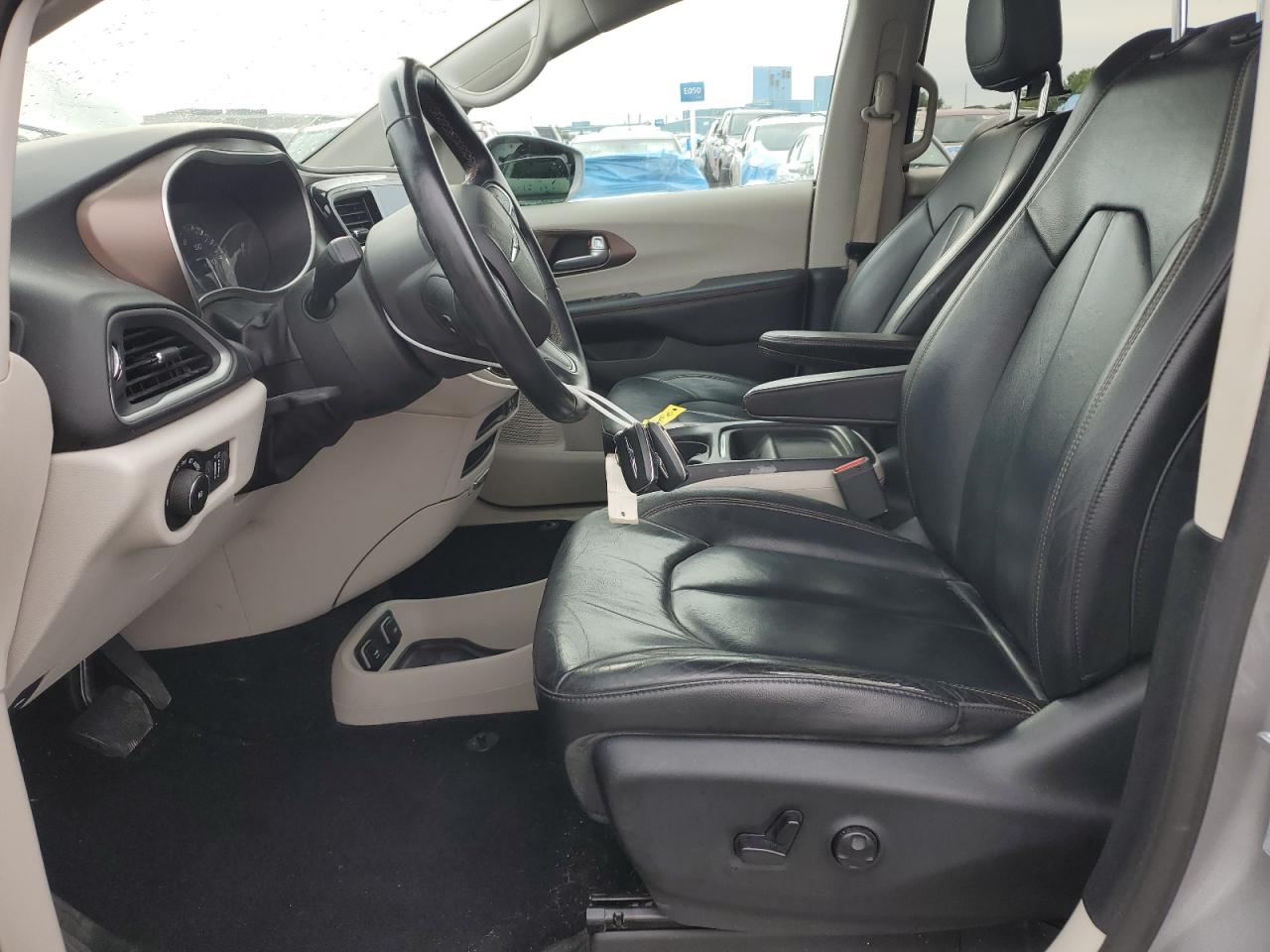 2017 Chrysler Pacifica Touring L VIN: 2C4RC1BGXHR592751 Lot: 81520065