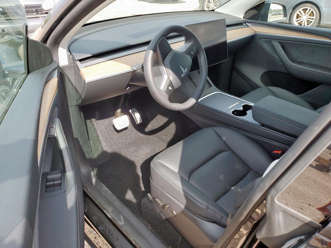 2025 Tesla Model Y VIN: 7SAYGDEF6SA370487 Lot: 83795795