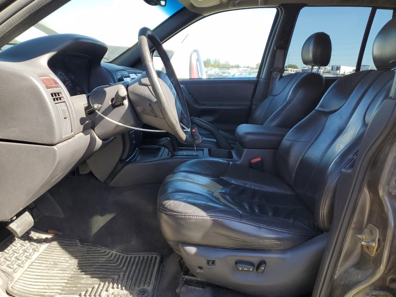2000 Jeep Grand Cherokee Laredo VIN: 1J4GW48N1YC110838 Lot: 82105115
