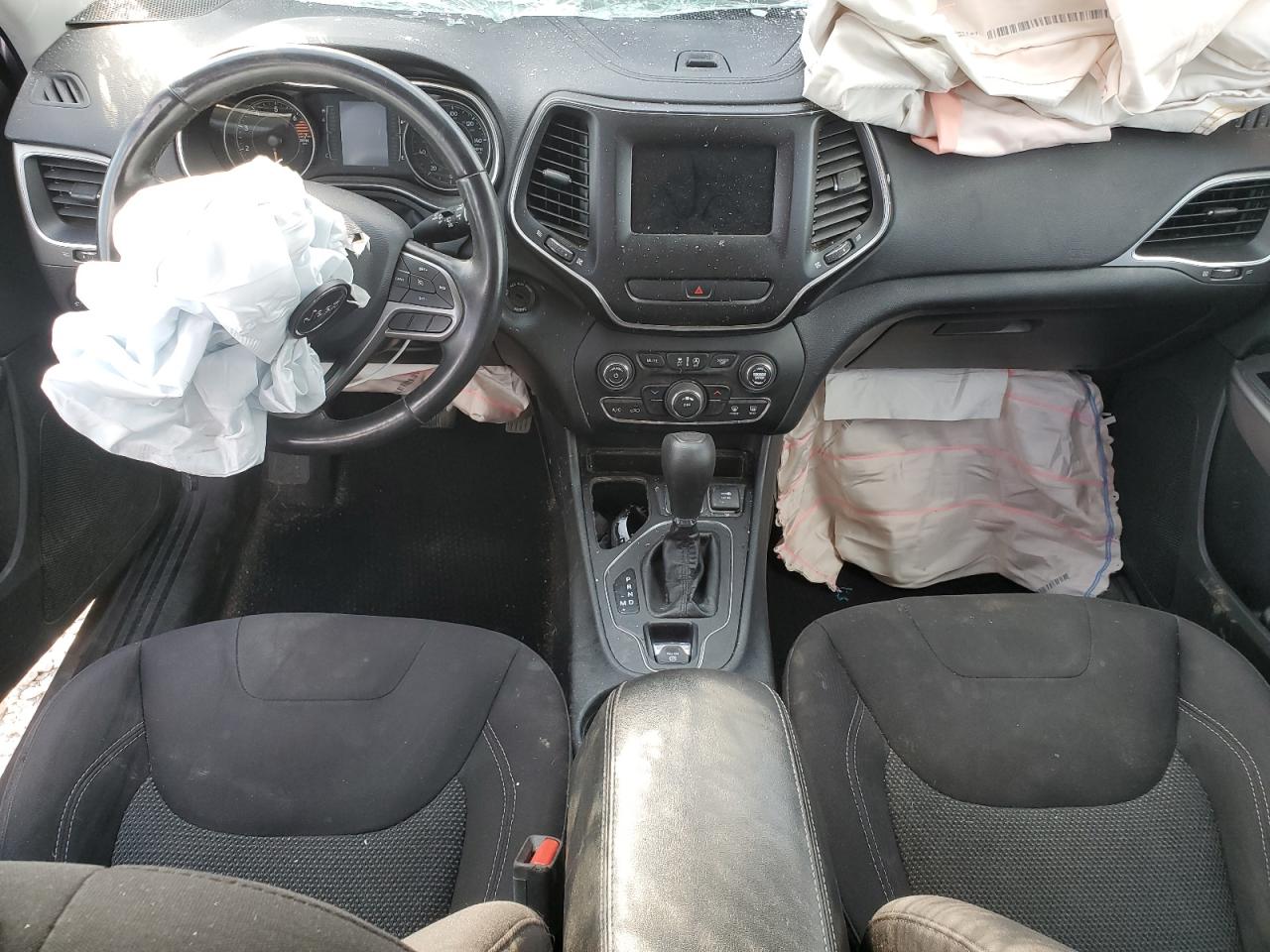 2019 Jeep Cherokee Latitude VIN: 1C4PJMCBXKD355821 Lot: 81010105