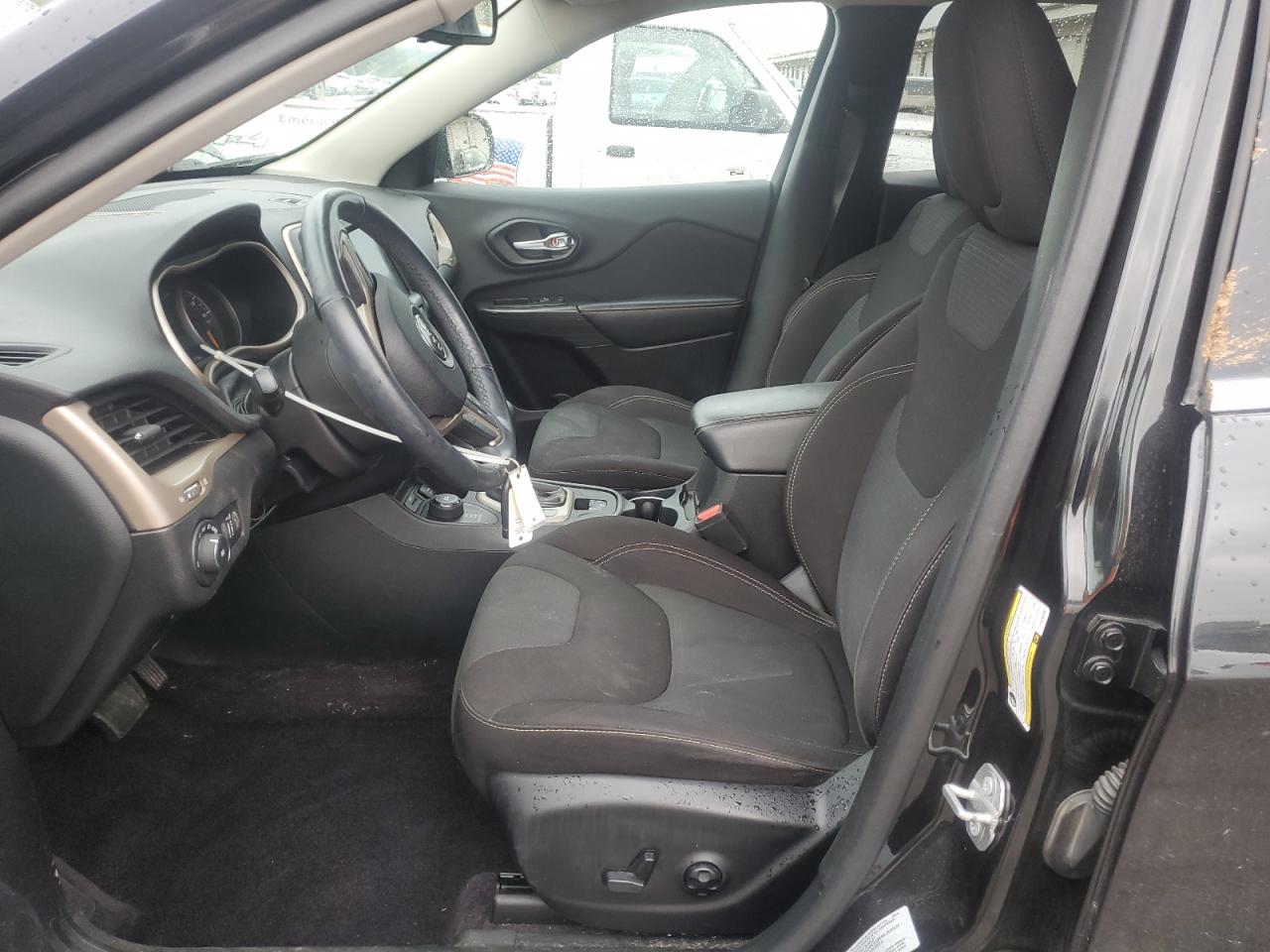 2016 Jeep Cherokee Latitude VIN: 1C4PJMCB6GW300987 Lot: 81633615