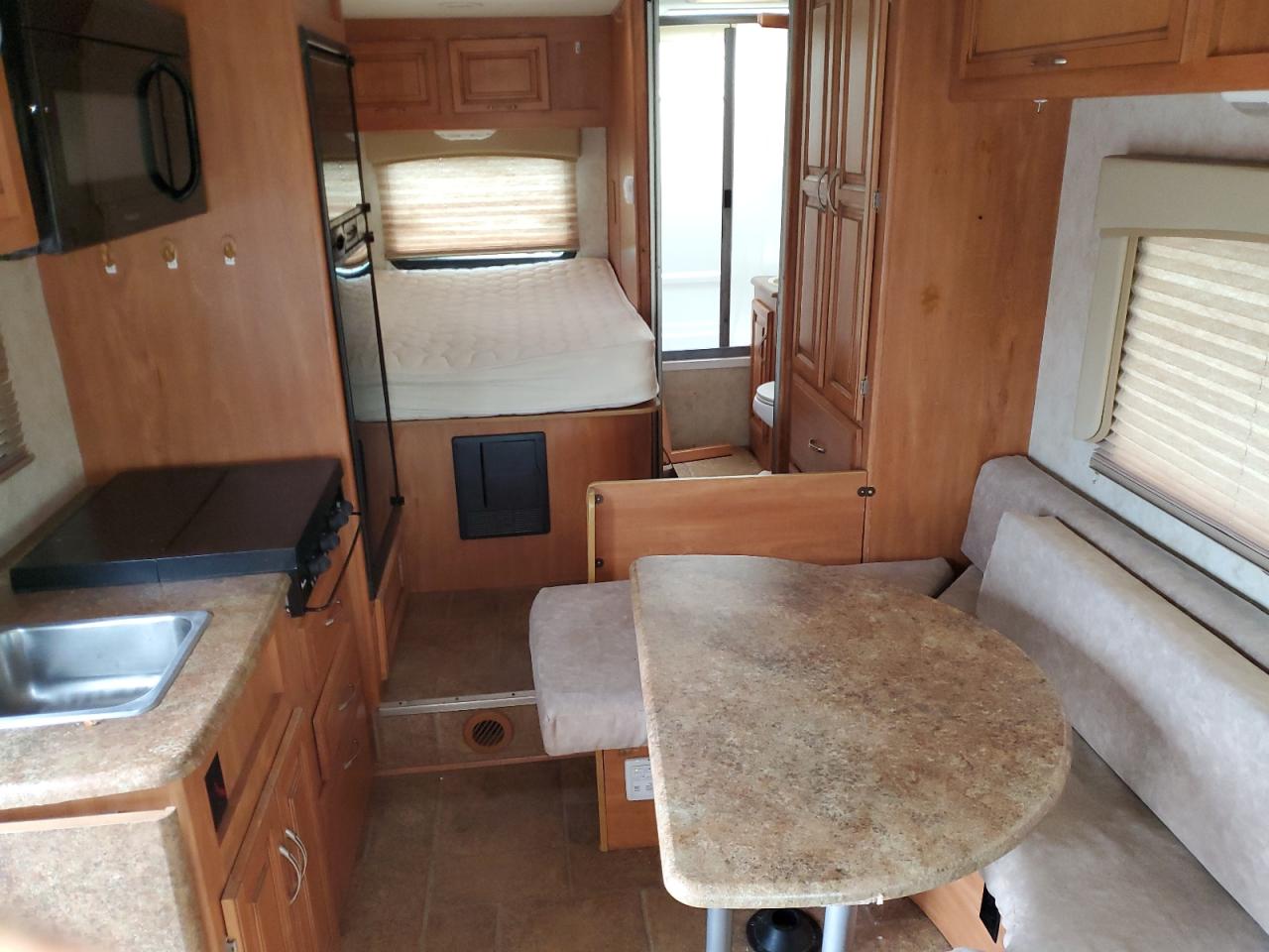 2011 Ford Econoline E350 Super Duty Cutaway Van VIN: 1FDWE3FS1BDA13126 Lot: 81740495