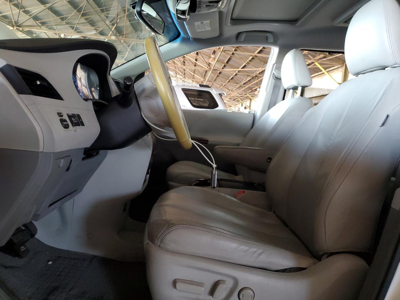 2011 Toyota Sienna Xle VIN: 5TDYK3DC4BS065971 Lot: 81931235