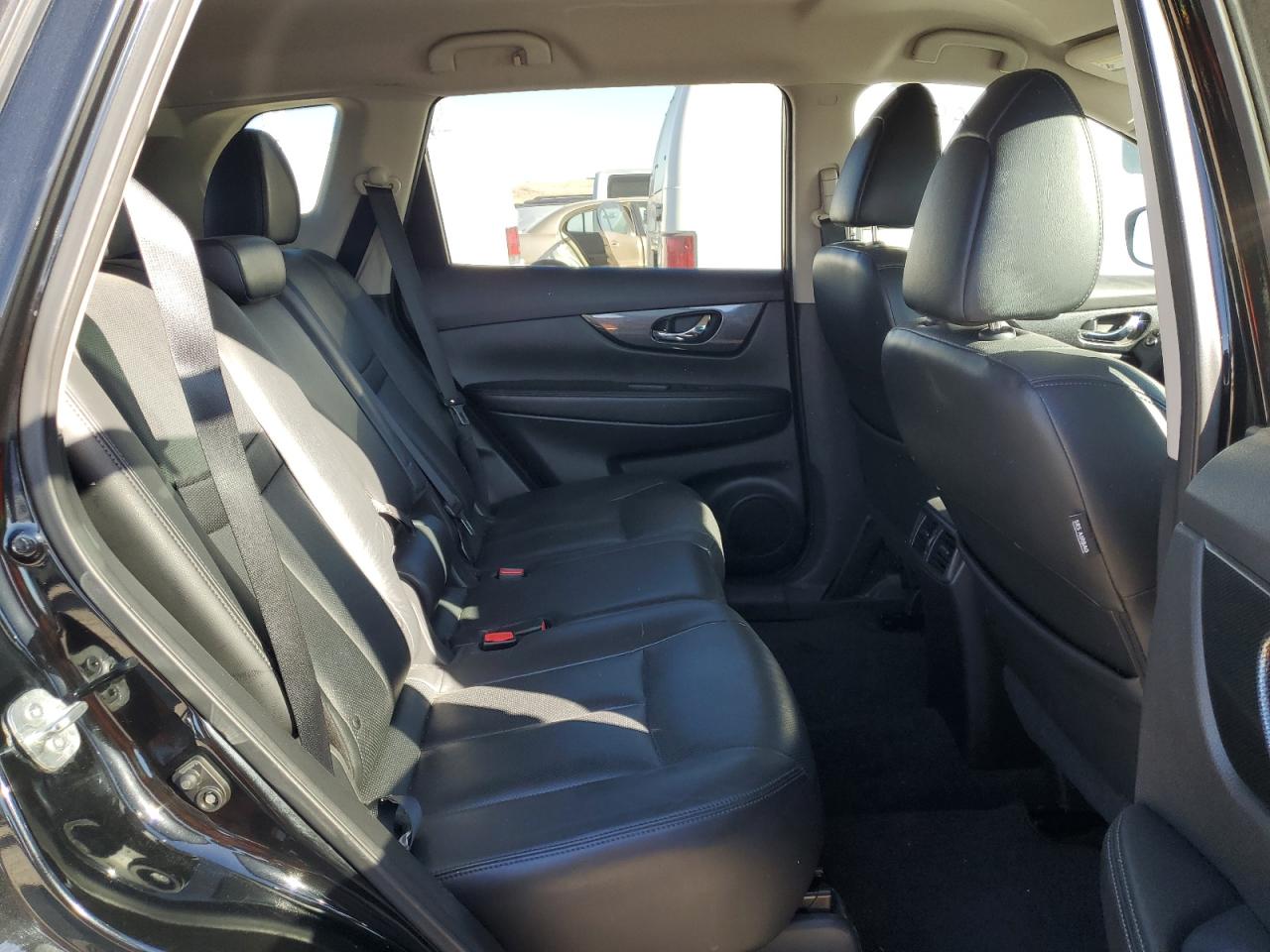 2015 Nissan Rogue S VIN: 5N1AT2MVXFC820568 Lot: 81725445