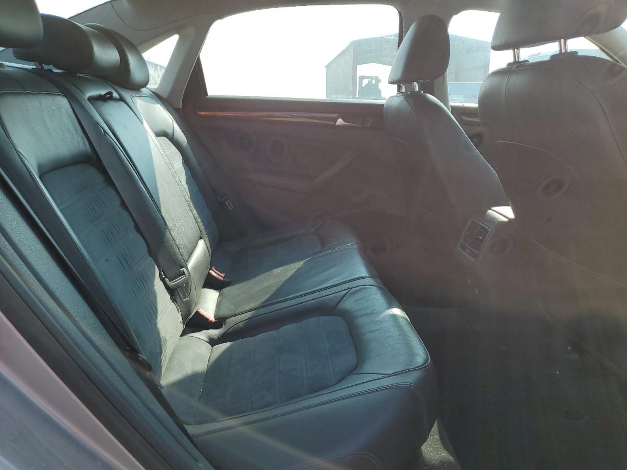 2013 Volkswagen Passat Sel VIN: 1VWCN7A32DC023930 Lot: 71714995