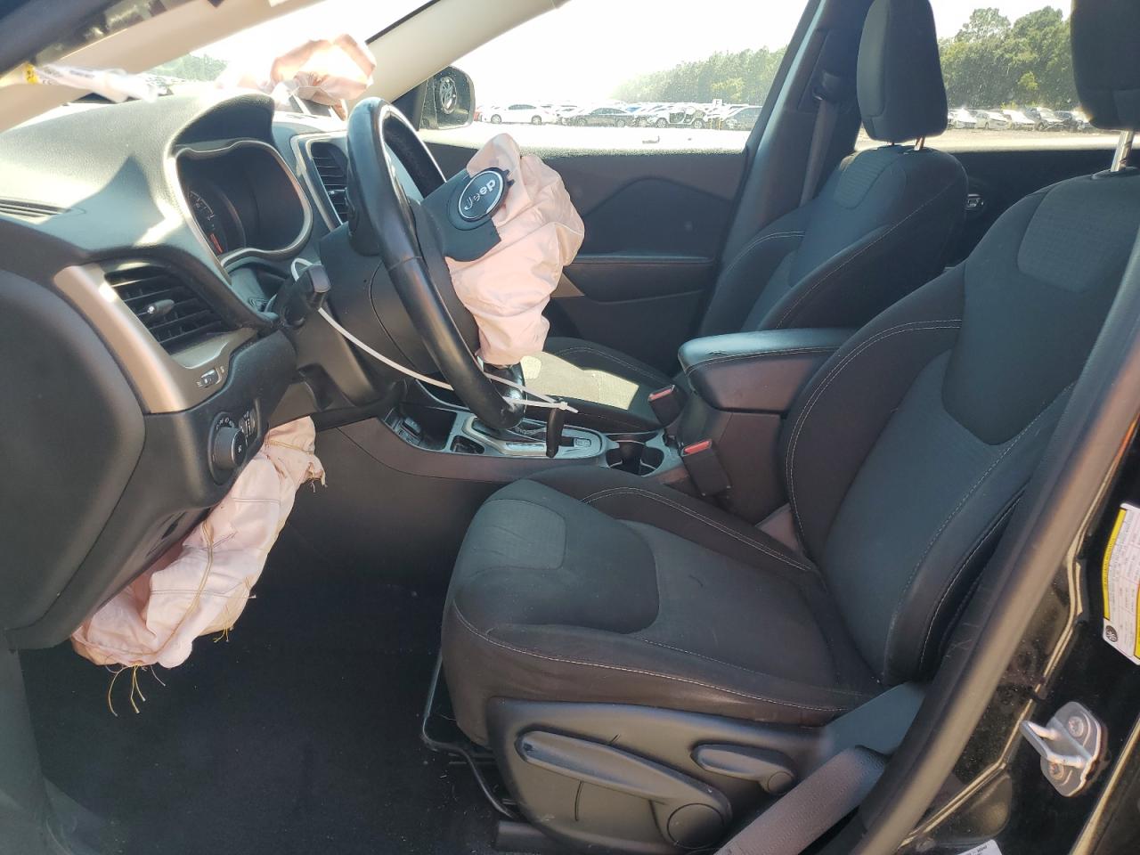 2017 Jeep Cherokee Latitude VIN: 1C4PJLCB0HW640793 Lot: 81141045