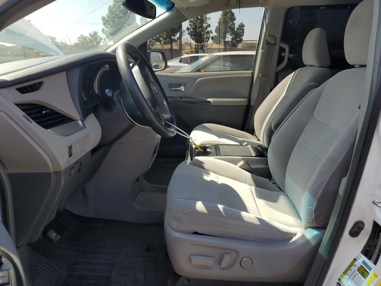 2017 Toyota Sienna Le VIN: 5TDKZ3DC9HS877101 Lot: 84284135