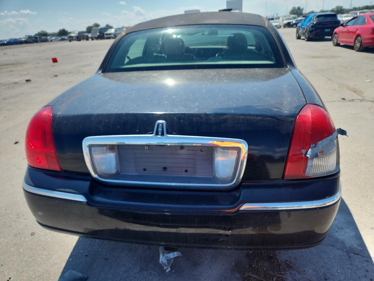2009 Lincoln Town Car Signature Limited VIN: 2LNHM82V69X621283 Lot: 81913725