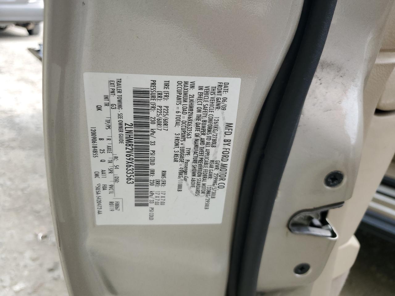 2009 Lincoln Town Car Signature Limited VIN: 2LNHM82V69X633563 Lot: 70876975