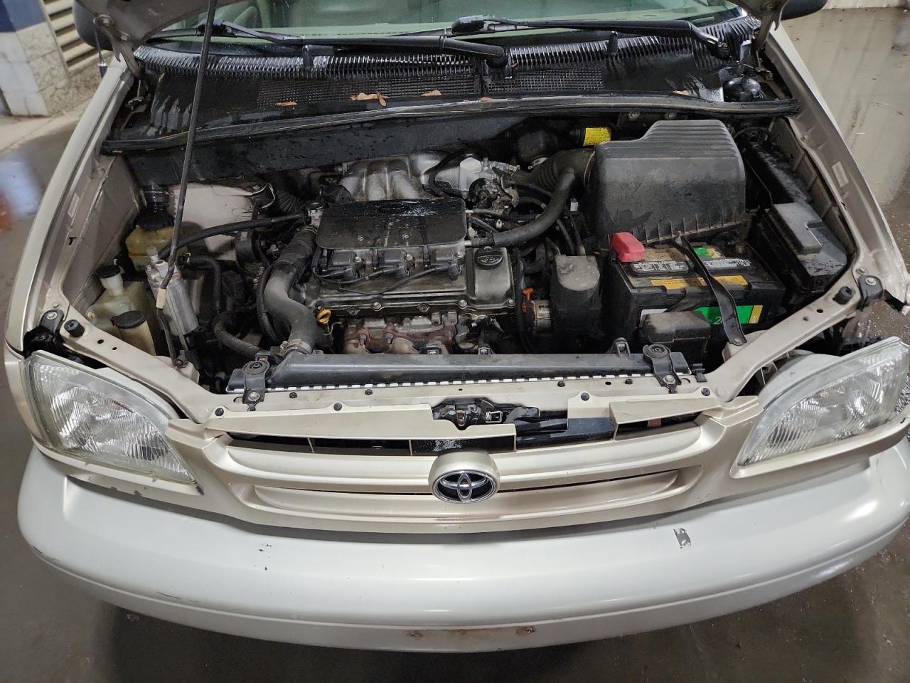 2000 Toyota Sienna Le VIN: 4T3ZF13C8YU310101 Lot: 82131445