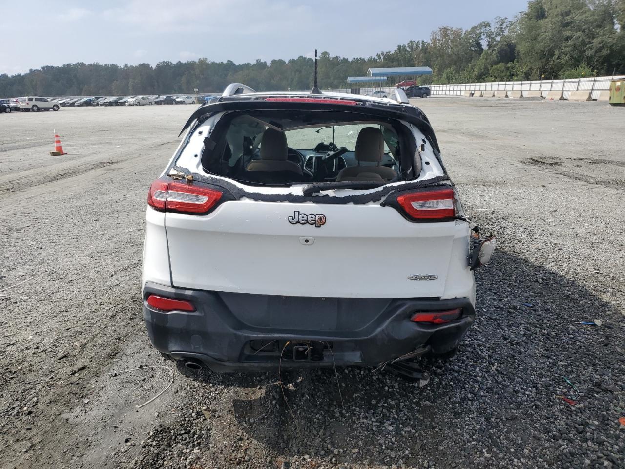 2015 Jeep Cherokee Latitude VIN: 1C4PJLCB2FW782561 Lot: 81307945