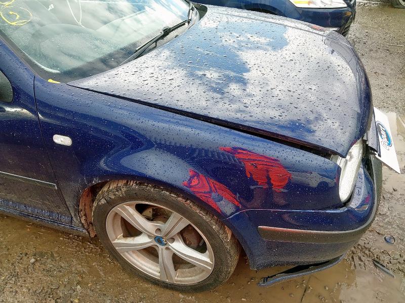 2002 VOLKSWAGEN GOLF SE 