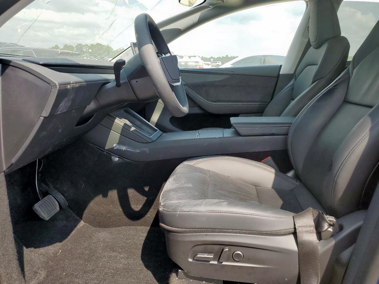 2026 Tesla Model Y VIN: 7SAYGDEE1TA407101 Lot: 81368875