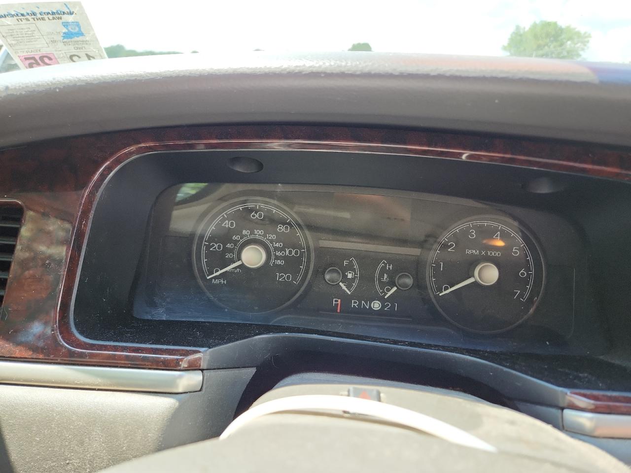 2009 Lincoln Town Car Signature Limited VIN: 2LNHM82V59X617838 Lot: 70874205