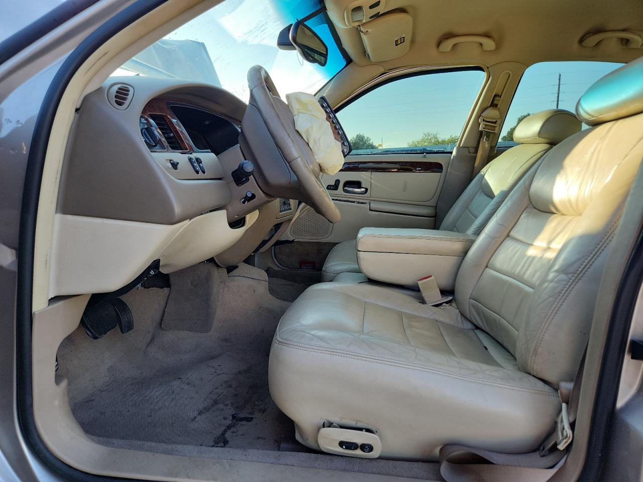 2002 Lincoln Town Car Executive VIN: 1LNHM81W22Y658492 Lot: 83829205