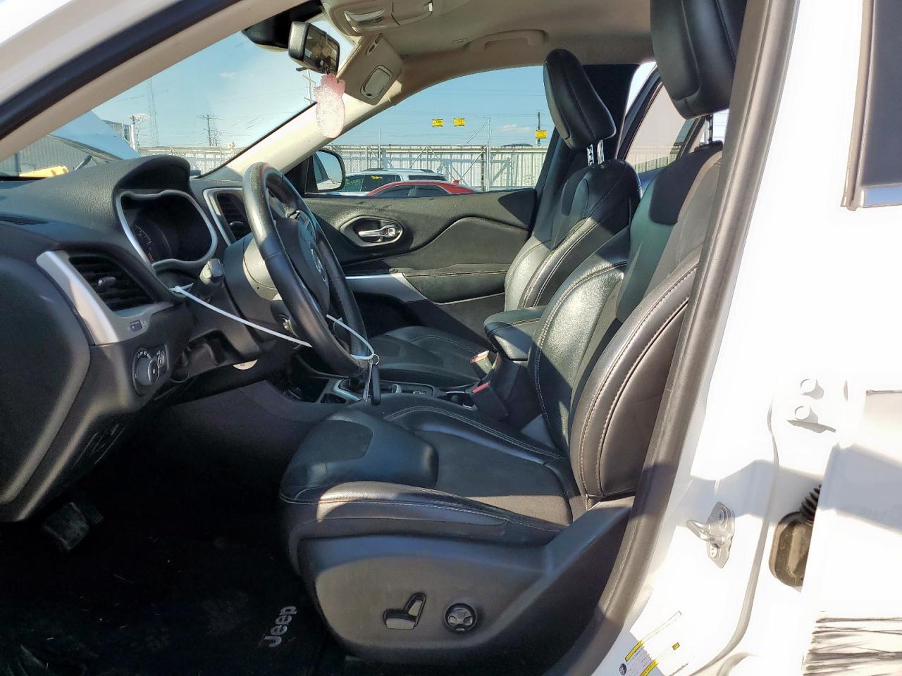 2018 Jeep Cherokee Latitude Plus VIN: 1C4PJLLB4JD596976 Lot: 82157275