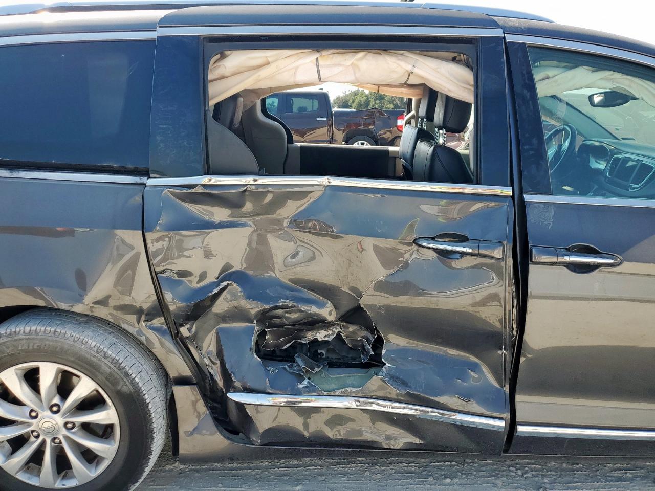 2018 Chrysler Pacifica Touring L VIN: 2C4RC1BG6JR110802 Lot: 81253365