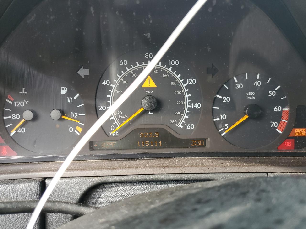 1999 Mercedes-Benz E 320 VIN: WDBJF65H4XA921015 Lot: 84012775