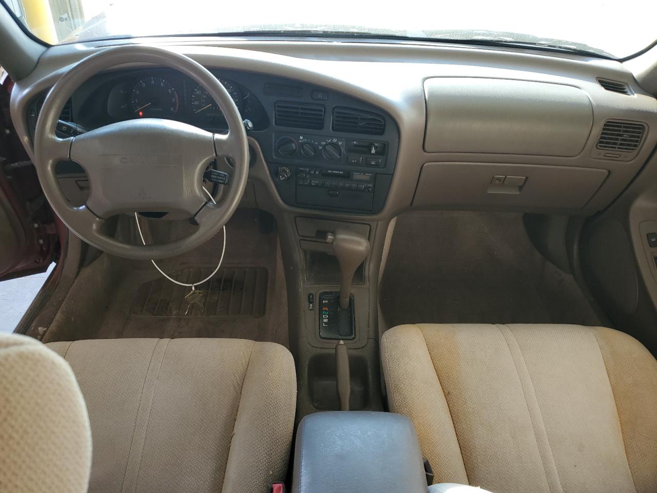 1995 Toyota Camry Le VIN: 4T1SK12E8SU593129 Lot: 82136075