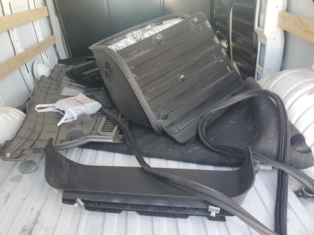 2024 Chevrolet Express G2500 VIN: 1GCWGAFPXR1197279 Lot: 85577535